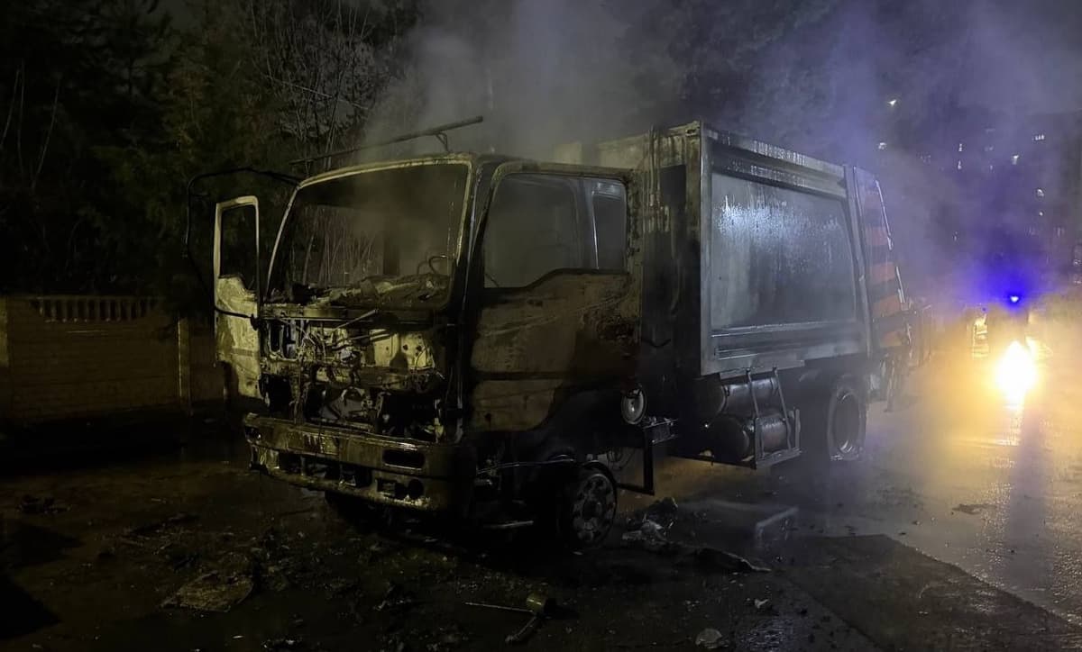 Sergelida chiqindi tashuvchi mashina yonib ketdi