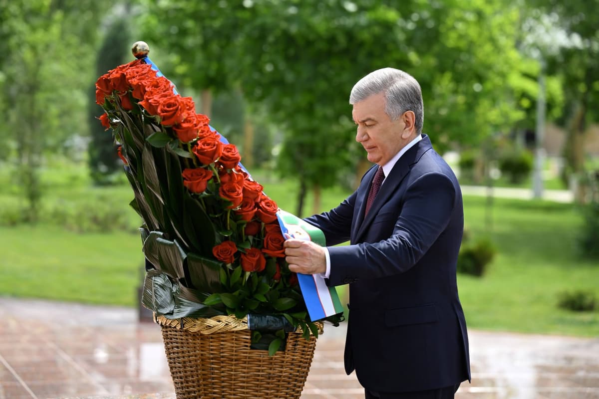 Президент возложил цветы к подножию монументов «Ода стойкости» и «Беззаветно преданные народу»