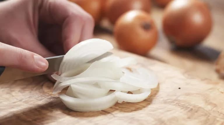 Shifokor kimlarga piyoz yeyish mumkin emasligini aytdi