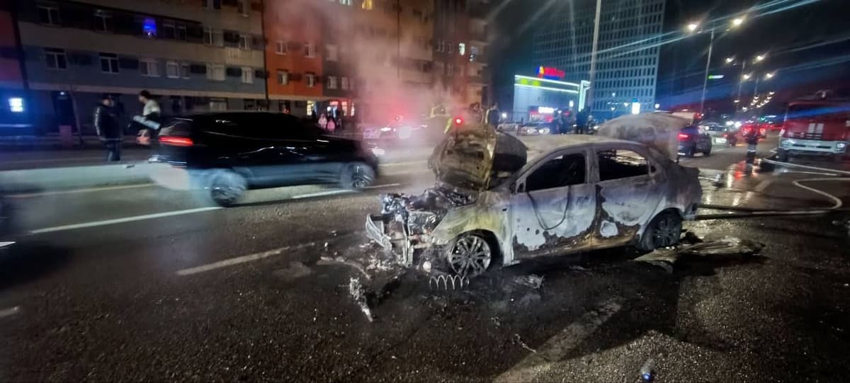 Yashnobod tumanida YTH oqibatida Cobalt avtomobili yonib ketdi