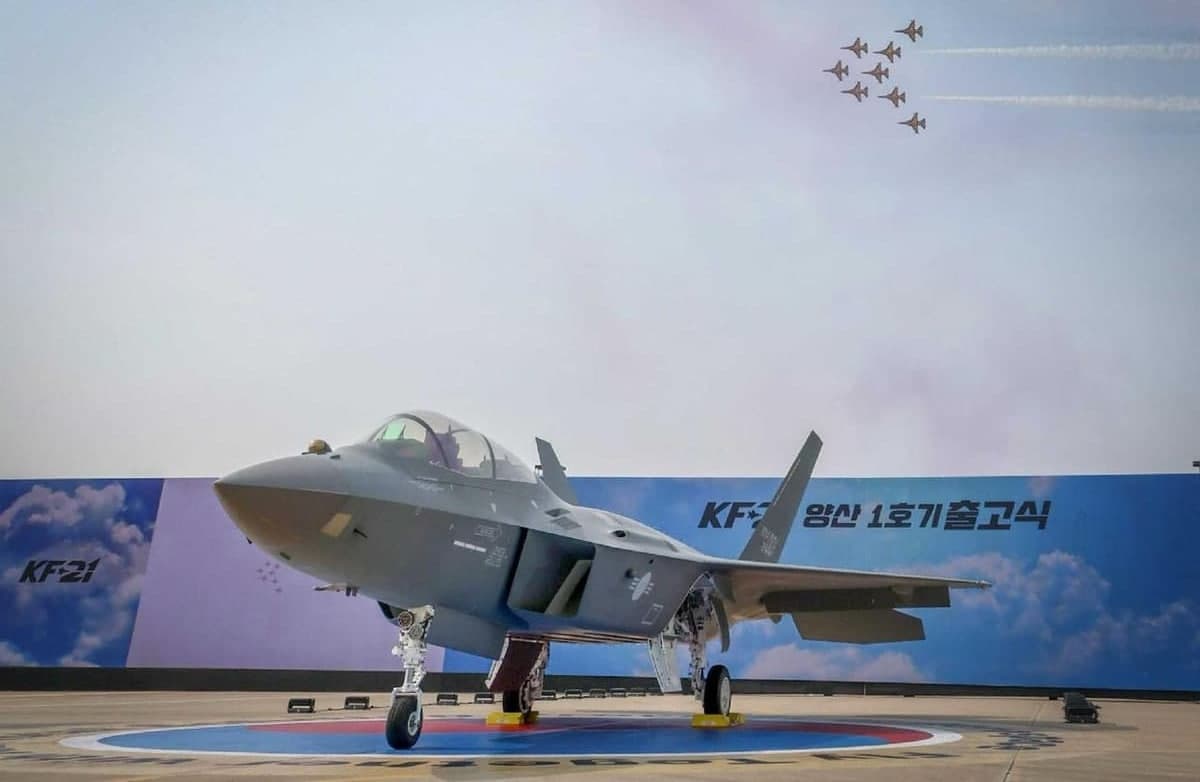 Janubiy Koreya birinchi seriyali KF-21 qiruvchisini namoyish qildi