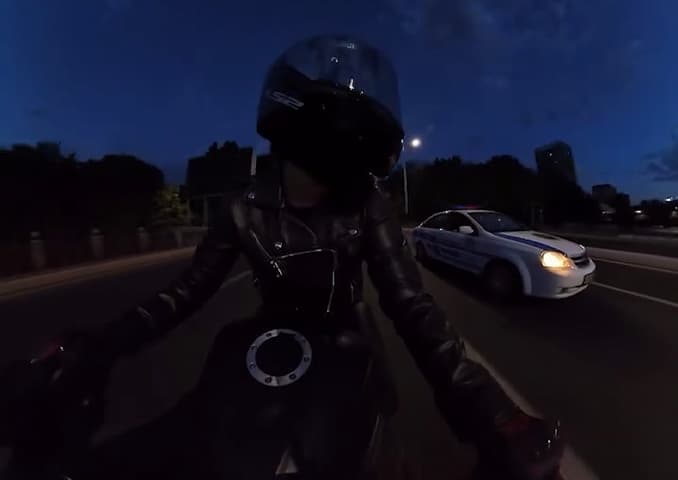 Toshkentda YPX xodimi xizmat mashinasida mototsiklchi bilan poyga o‘ynadi