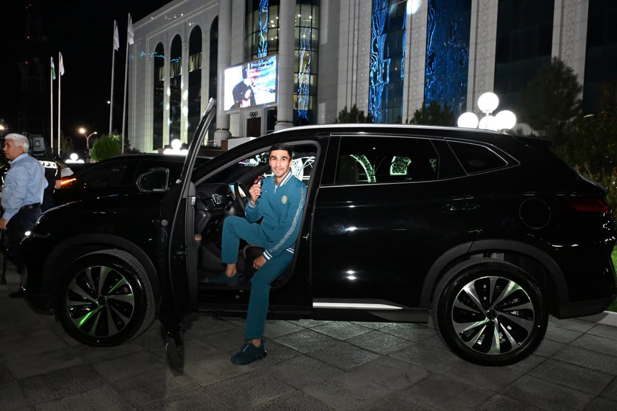 Jahon chempionlariga avtomobil va pul mukofotlari topshirildi