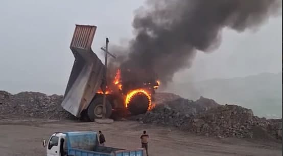 В сети появилось видео возгорания 130-тонного карьерного самосвала АГМК
