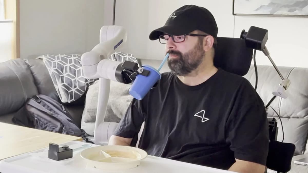 Miyasiga Neuralink chipi o‘rnatilgan bemor «fikr kuchi» bilan robot-qo‘lni boshqardi