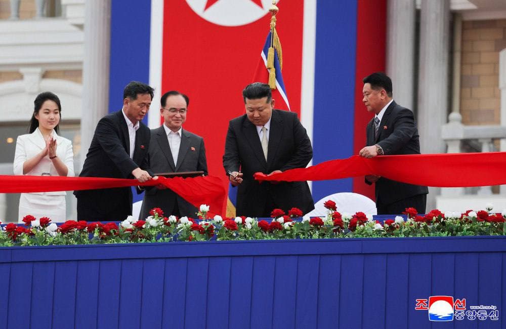 Kim Chen In KXDRda jahon darajasidagi sohilbo‘yi kurortini ochib berdi