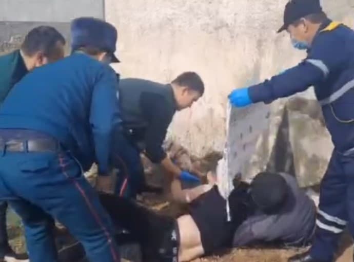 В Самарканде спасли младенца, упавшего в туалет