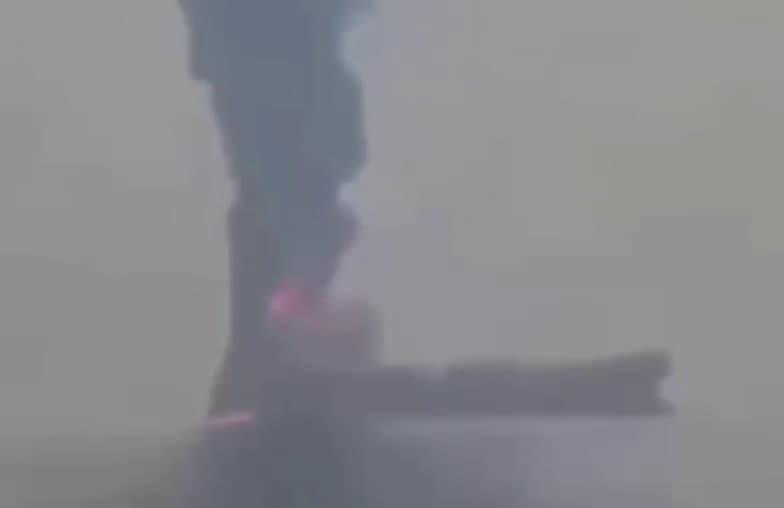 Ho‘rmuz bo‘g‘ozida Eron zarba bergan tanker cho‘kmoqda