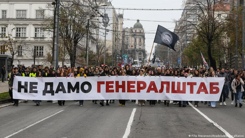 Belgradda - Trampning kuyovi mehmonxonasiga qarshi ko‘p ming kishilik norozilik