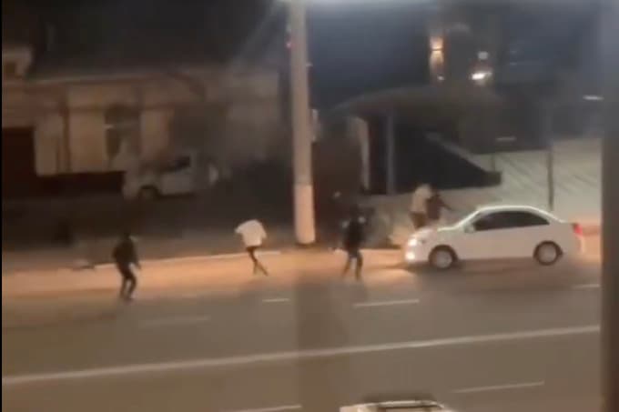 Toshkentda janjal vaqtida haydovchi Gentra’ni odamlar ustiga haydadi