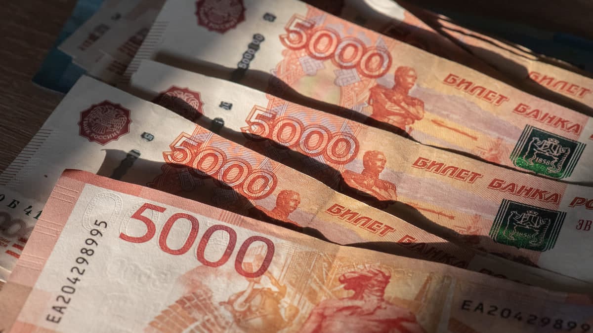 “Interfaks”: Rossiyadan naqd rubl va oltin olib chiqishga cheklov qo‘yiladi