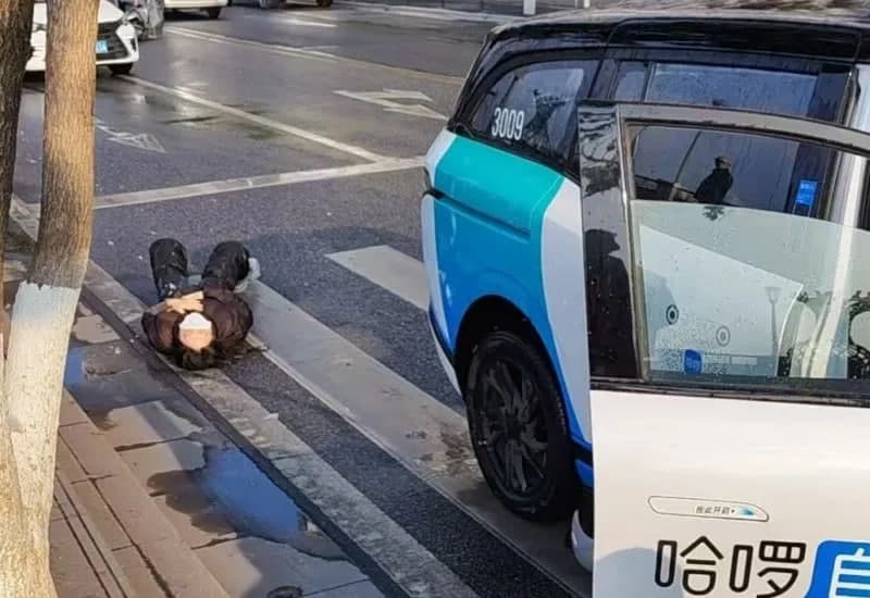 Baidu robotaksisi Xitoyda ikki piyodani urib yubordi. Xizmat faoliyati vaqtincha to‘xtatildi