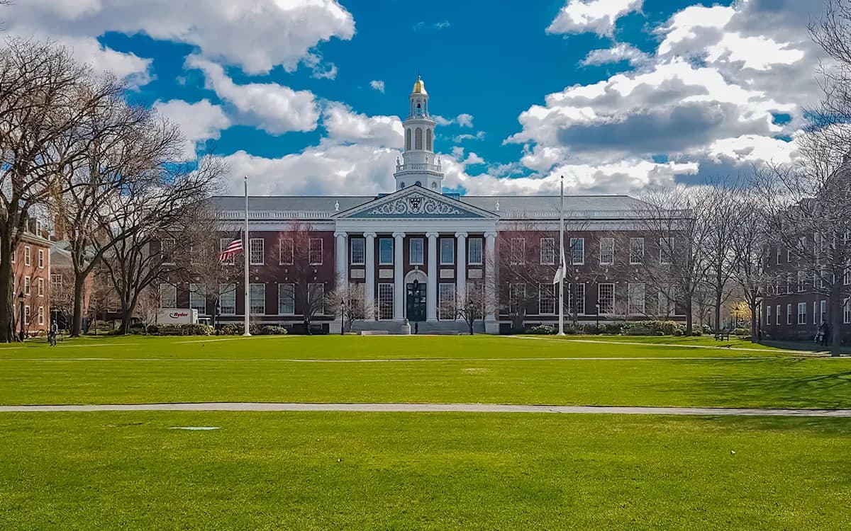 AQSh Mudofaa vazirligi Harvard bilan ilmiy hamkorlikni to‘xtatmoqda