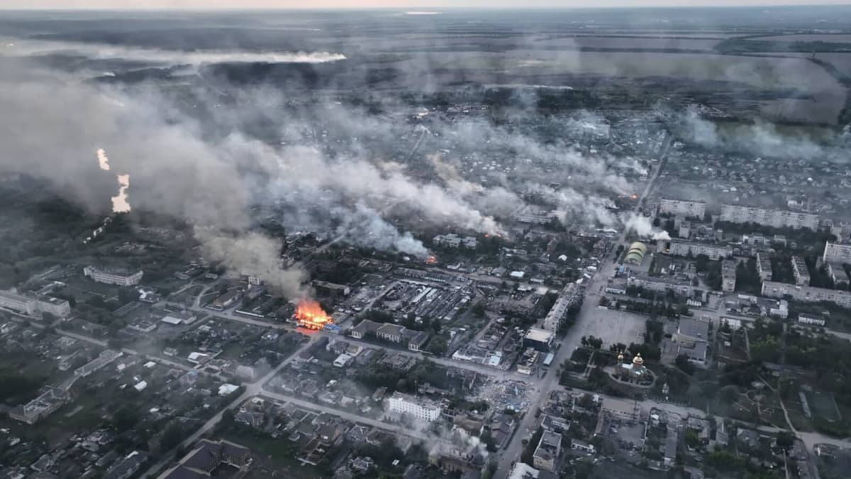 RF Pokrovsk va Volchanskni egallaganini bildirdi, Ukraina buni rad etdi