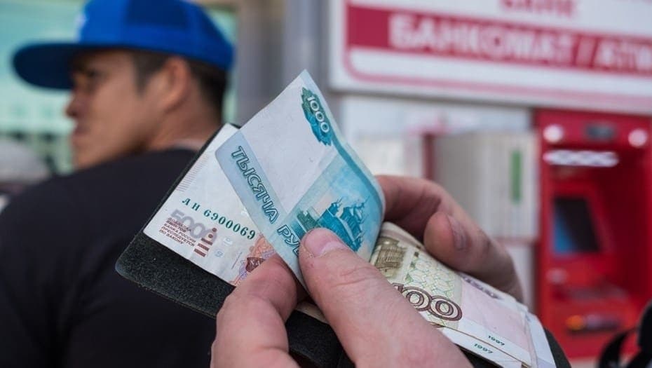 Rossiyada migrantlarning pul o‘tkazmalaridan boj undirish taklif etildi