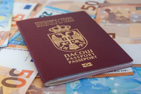 YeI Serbiyadan rossiyaliklarga pasport berishni cheklashni talab qilmoqda