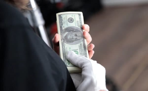 Moskvada 7 yoshli qiz 88 ming dollarni tashlab yubordi