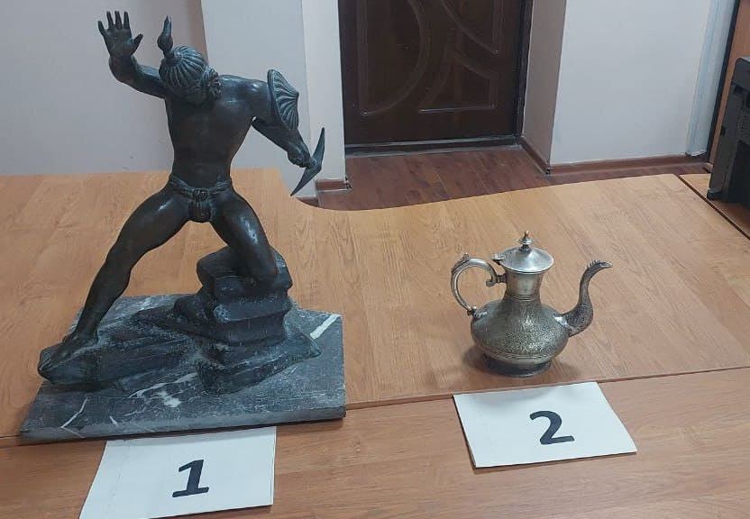 Noyob tarixiy boyliklarni xorijga olib chiqmoqchi bo‘lgan shaxs to‘xtatildi