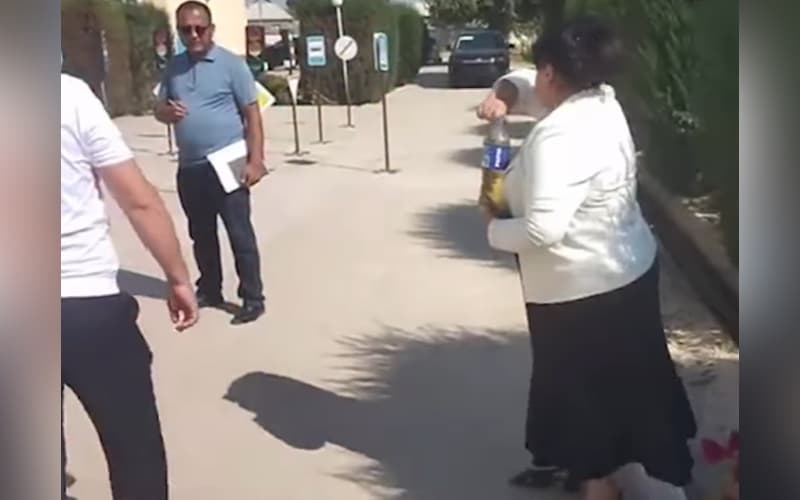 Surxondaryoda ishdan olingan maktab direktori o‘zini yoqmoqchi bo‘ldi