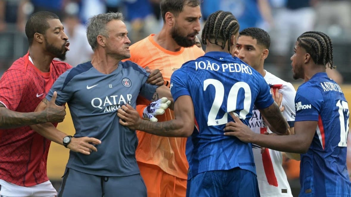 Enrike o‘yindan keyingi janjalga aralashdi va raqib futbolchisini urib yiqitdi