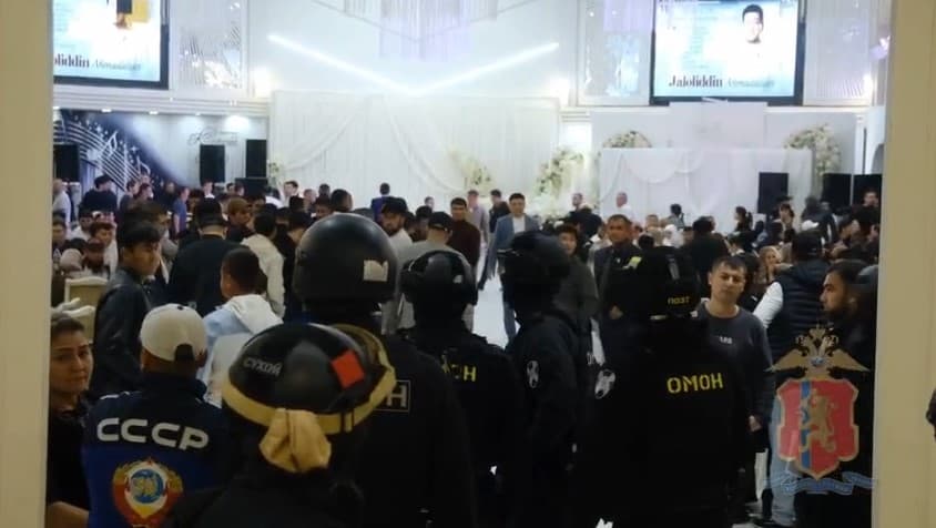В российском Красноярске сотрудники Росгвардии ворвались на концерт Жалолиддина Ахмадалиева