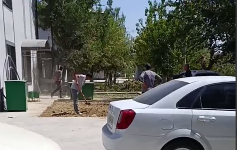 Sirdaryoda maktab ta’miri uchun o‘qituvchilar ishlatilgani aytilmoqda
