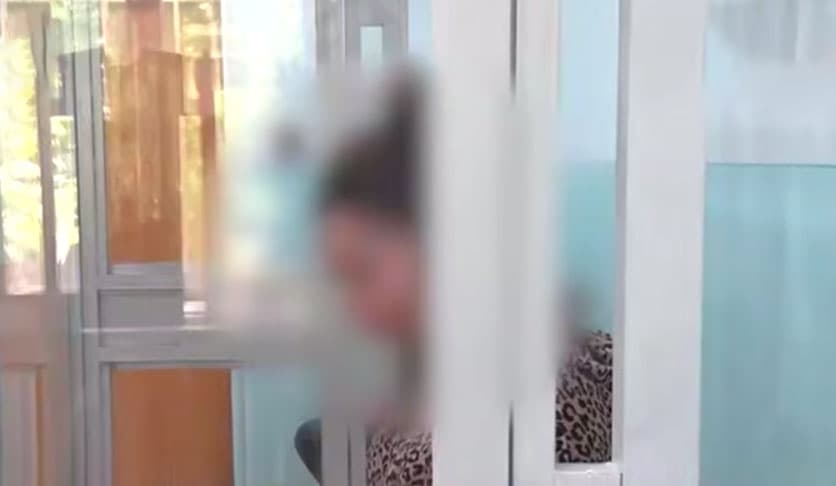 Olmaliqda shirinlikni yeb qo‘ygan bolasining qo‘lini kuydirgan ona 2 yilga qamaldi