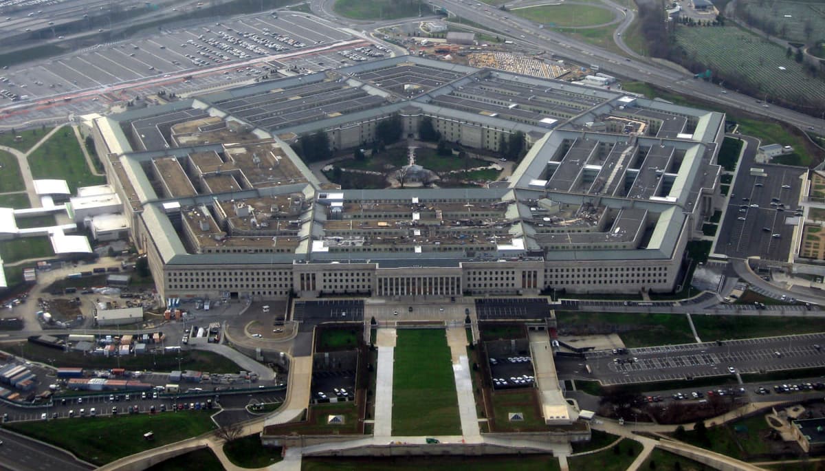 Pentagon Kongress taqiqiga qaramay Fort-Bregg harbiy bazasining tarixiy nomini tikladi