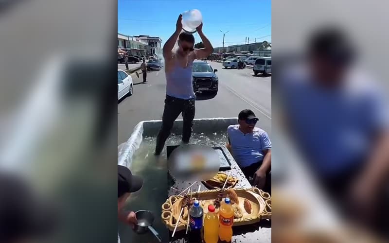 В Аккургане граждане залили воду в Labo и устроили купание на ходу