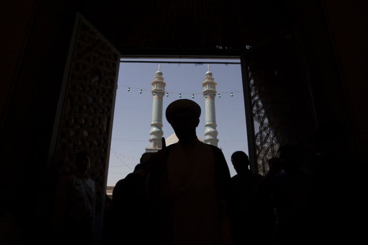 Eronda hokimiyat qanday tuzilgan va kim nimaga mas’ul?