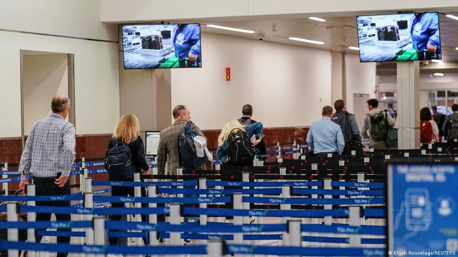 AQShda budjet bo‘yicha bahs aviaqatnovlarni to‘xtatib qo‘ydi