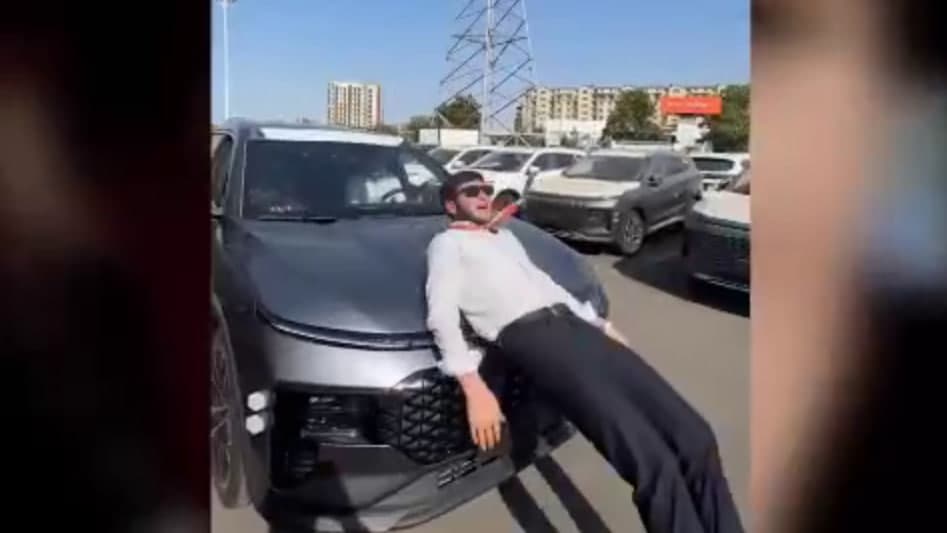 “Hayp uchun qildim” - Avtosalon rahbari sinov maqsadida xodimlarining ustiga mashina haydadi