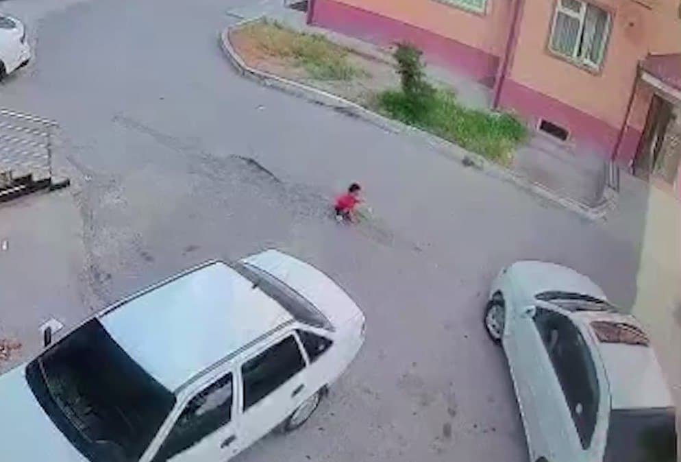 В Маргилане водительницу приговорили к ограничению свободы за наезд на ребенка во дворе