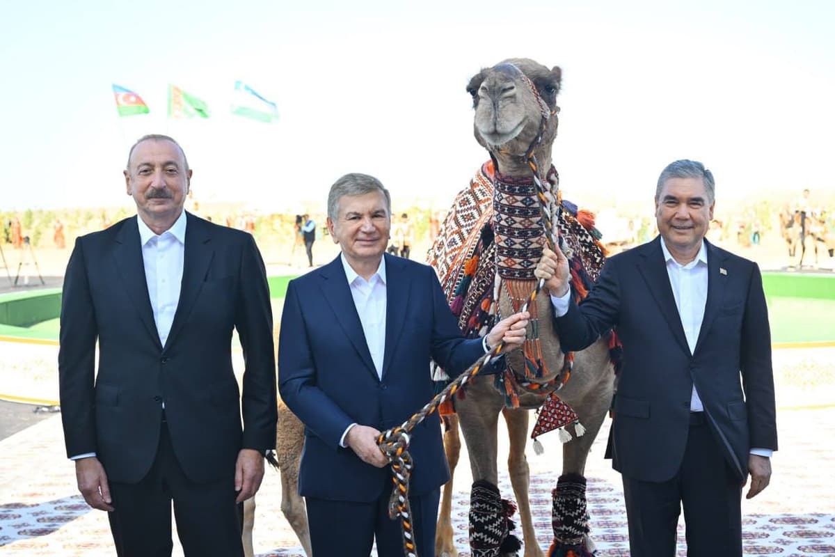 Berdimuhamedov Mirziyoyevga O‘zbekiston xalqiga chuqur hurmat-ehtirom ramzi sifatida tuya va bo‘taloq sovg‘a qildi