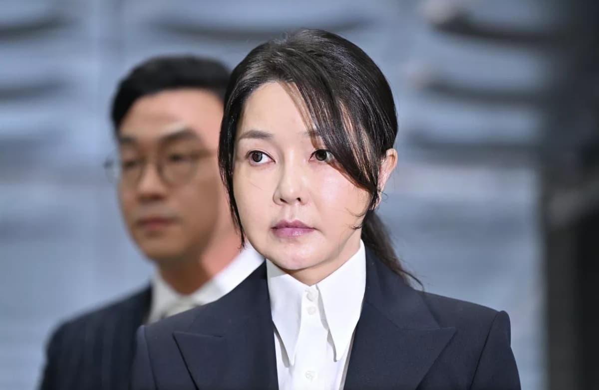 Janubiy Koreya sobiq prezidentining rafiqasini hibsga olishga order berildi