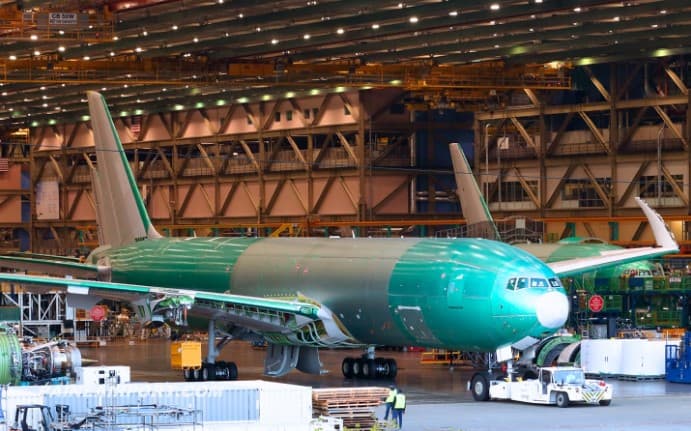 Boeing dunyodagi eng katta va qudratli ikki dvigatelli yuk samolyotini taqdim etdi