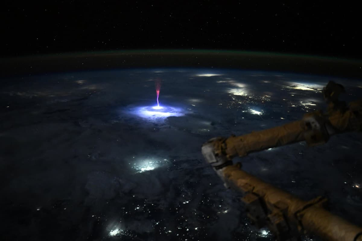 Astronavt koinotdan Yer ustidagi ulkan spraytni ko‘rsatdi