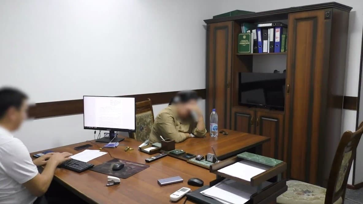 Jizzaxdagi maktablardan birining mutasaddisi pora olayotganda qo‘lga tushdi
