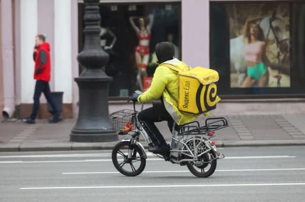 В Москве от работы отстранили 15 тысяч курьеров на электровелосипедах