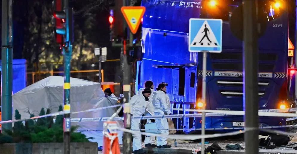 Stokholm markazida avtobus bekatga kelib urildi: halok bo‘lganlar va jarohatlanganlar bor