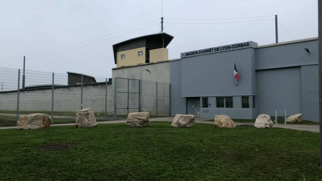 Fransiyada mahbus sumka ichiga yashirinib, qamoqxonadan qochib ketdi