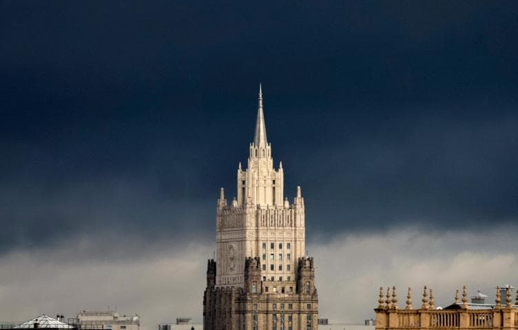 Rossiya rus harbiy attashesi chiqarib yuborilishiga javob qaytarishini bildirdi