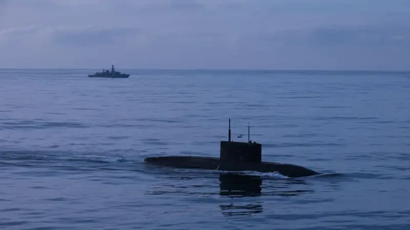 NATO bosh kotibi Rossiyaning «uyiga oqsoqlanib qaytayotgan» suvosti kemasi ustidan kuldi