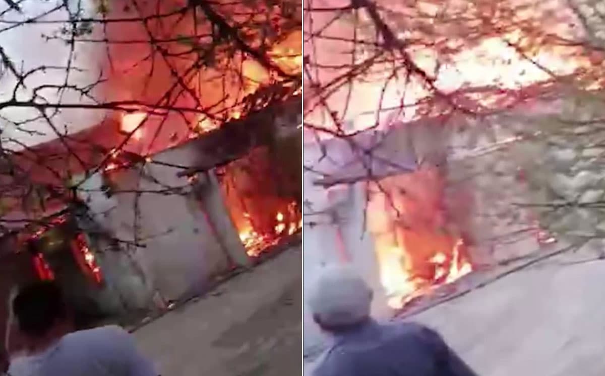 В Ташкентском районе загорелись два соседних здания