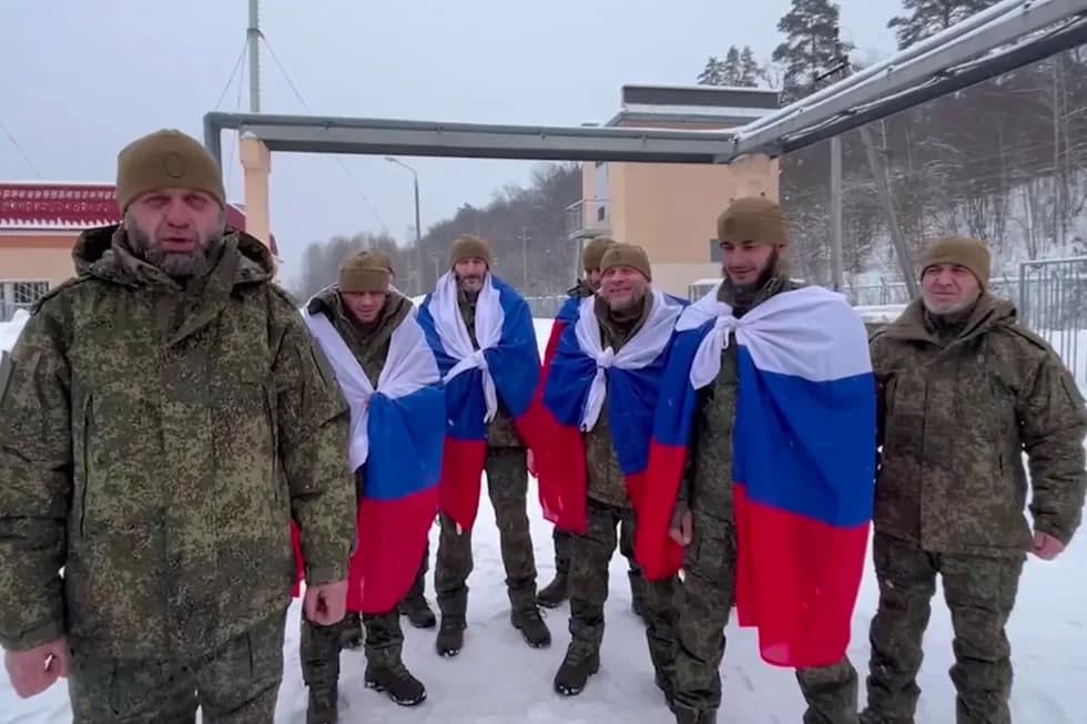 Ukraina asirligidan 20 nafar chechen qaytarildi. Ular jangsiz taslim bo‘lishganini aytishgandi