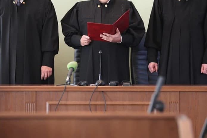 Chustda yordamchisini kaltaklagan sud raisi jarimaga tortildi