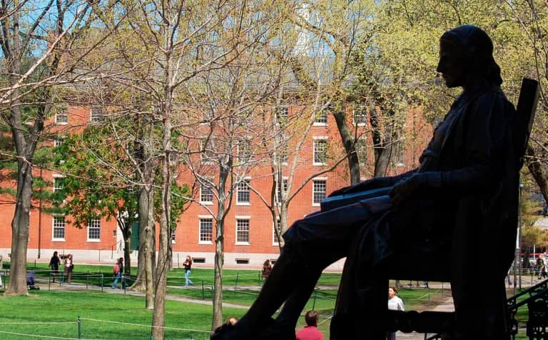 Harvard universiteti Tramp ma’muriyatini sudga berdi