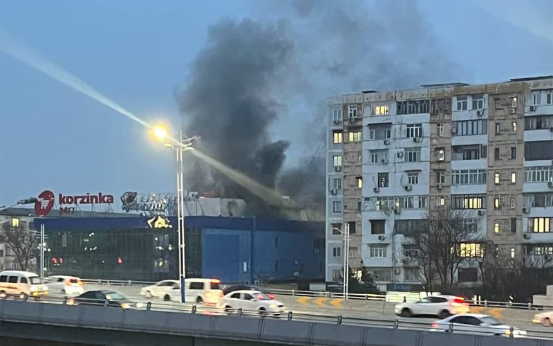 Toshkentda savdo majmuasi tomida tutun: evakuatsiya amalga oshirildi