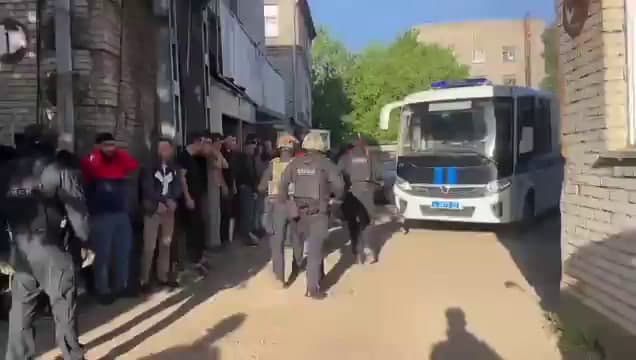 В Москве ОМОН применил силу к мигрантам. МИД Узбекистана и Агентство миграции изучают ситуацию