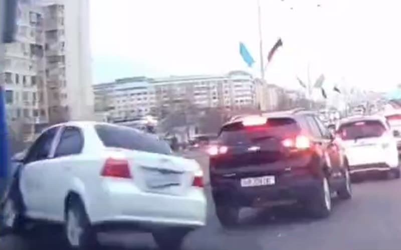 Sebzorda avariyaviy holat sabab Nexia-3 ustunga borib urildi
